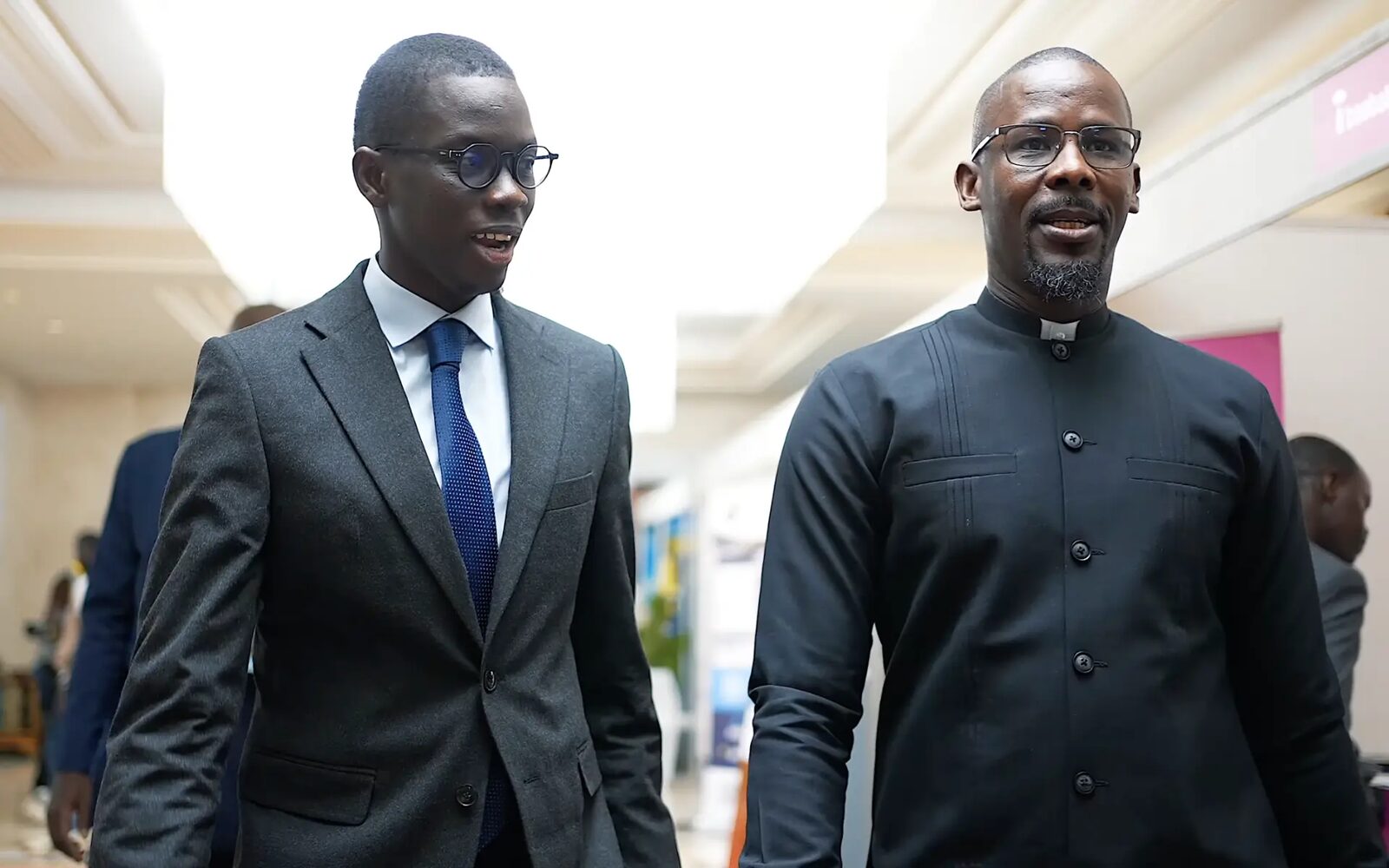 Deux invités arrivant à la cérémonie
