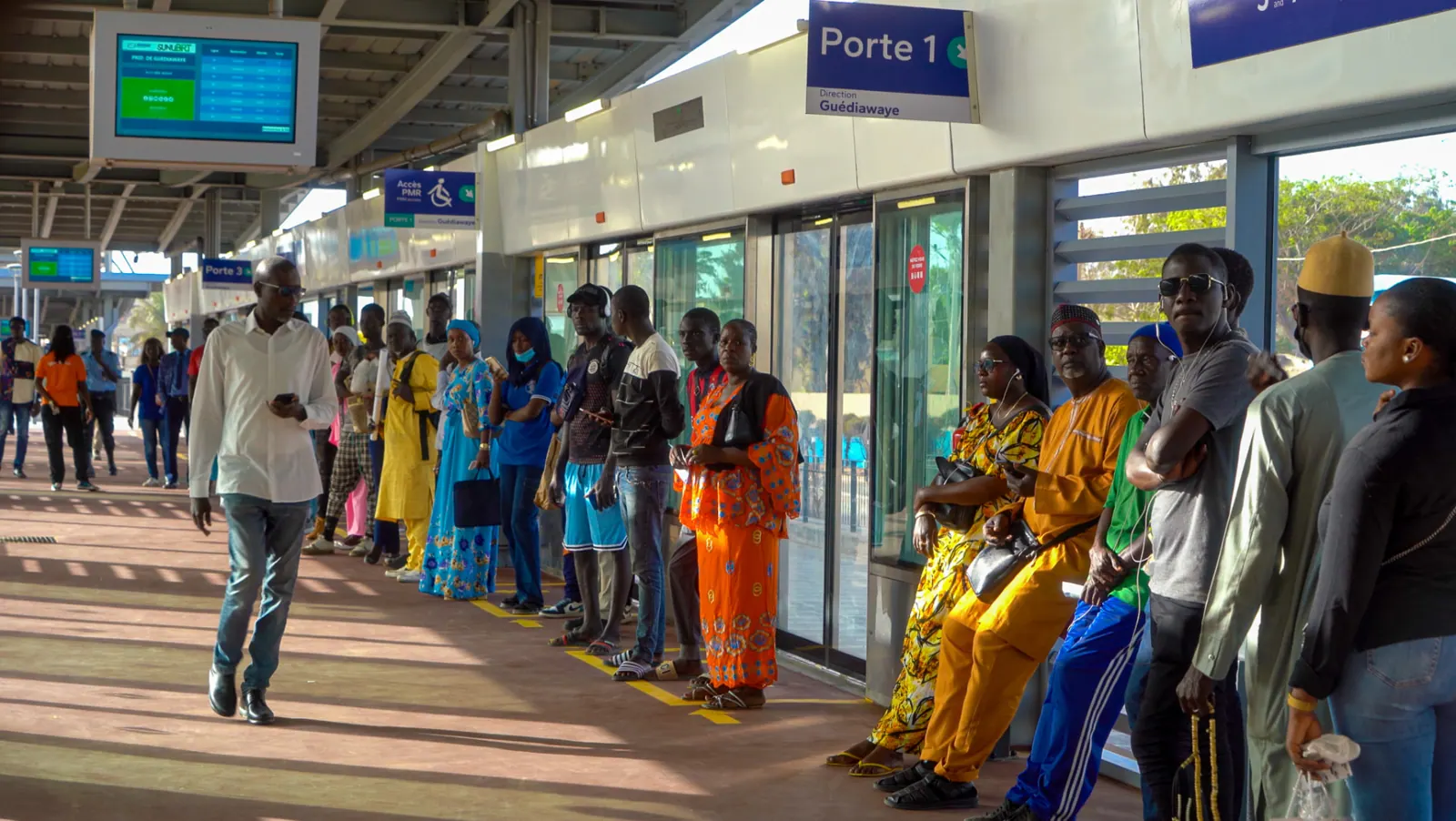 Usagers attendant le bus sur le quai d'une station du BRT