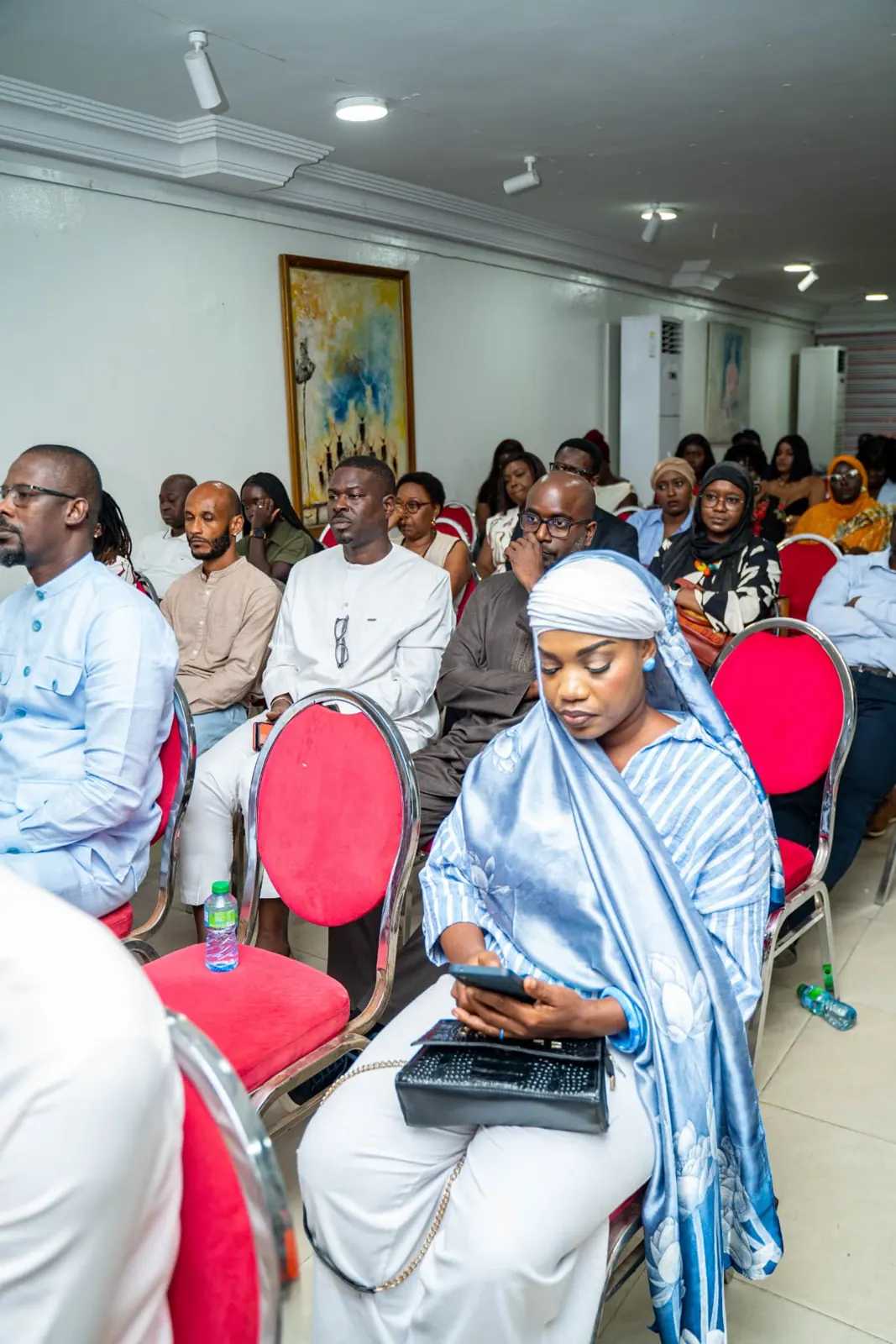 Public attentif dans la salle