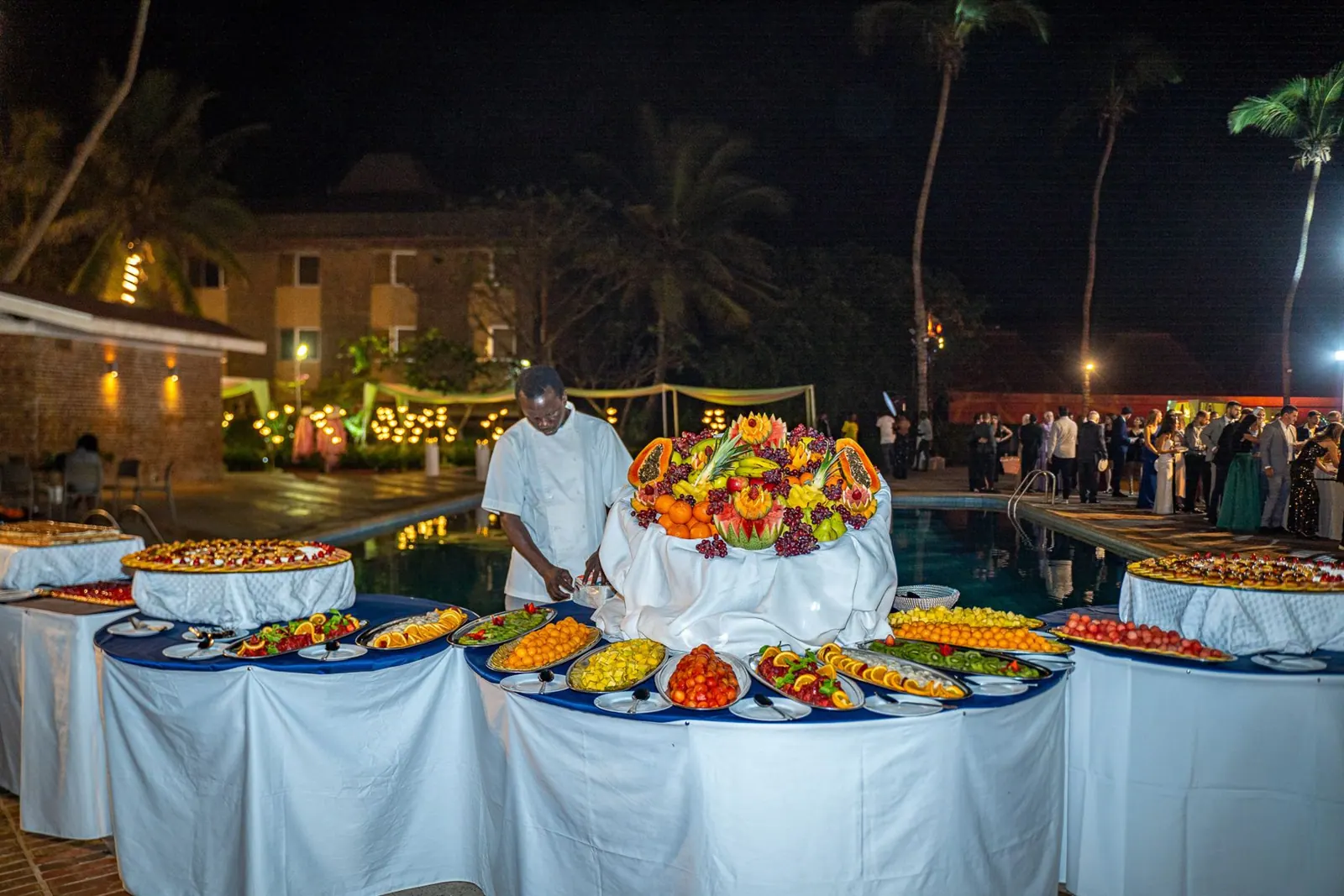Grand buffet de fruits sculptés dressé le soir au bord de la piscine