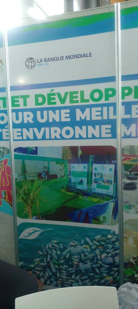 Stand PGSENPA : panneau central, actions de terrain et bouteilles collectées