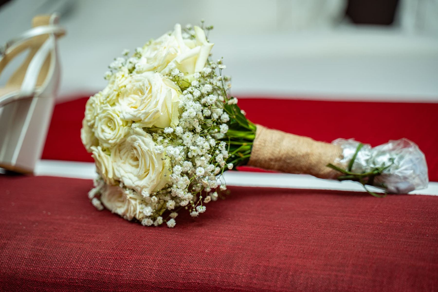 Bouquet de roses blanches et gypsophile