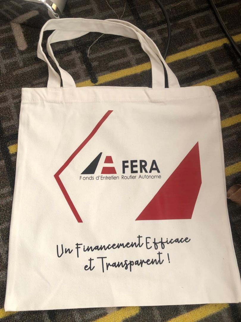 Tote bag FERA imprimé avec le slogan manuscrit
