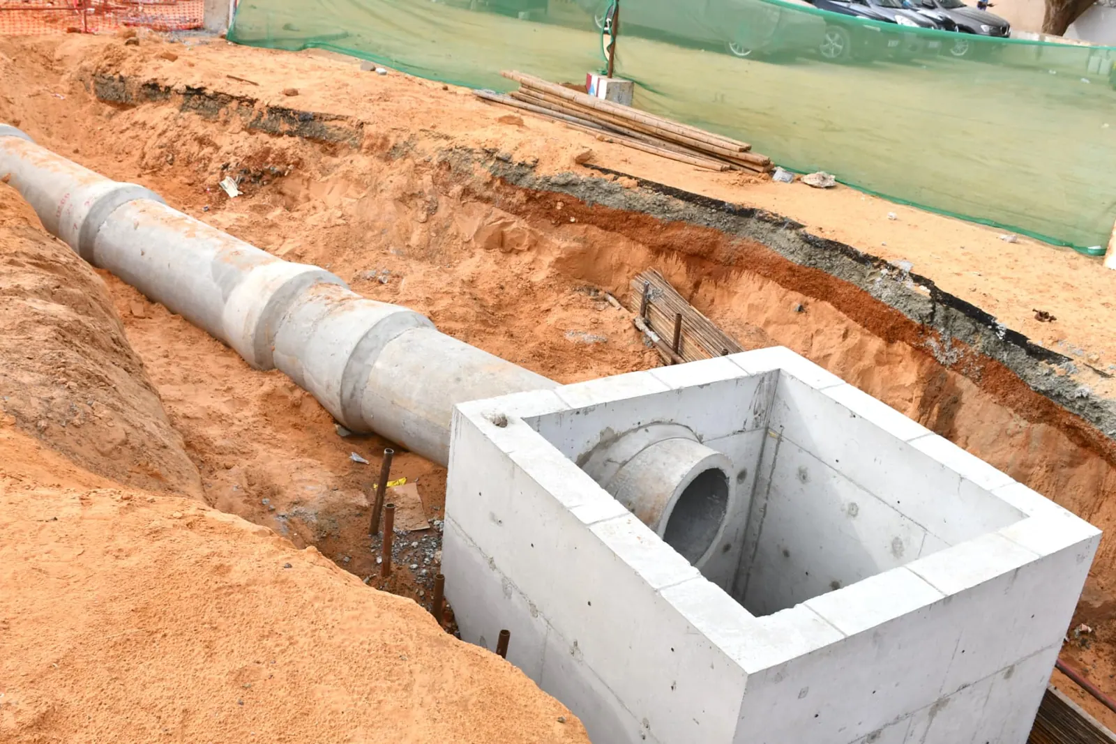 Canalisation en béton raccordée à un regard