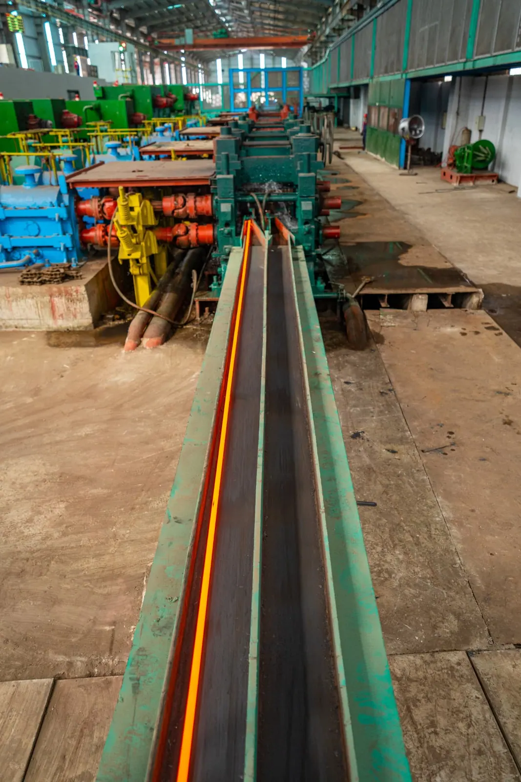 Barre d’acier incandescente sur la ligne de laminage