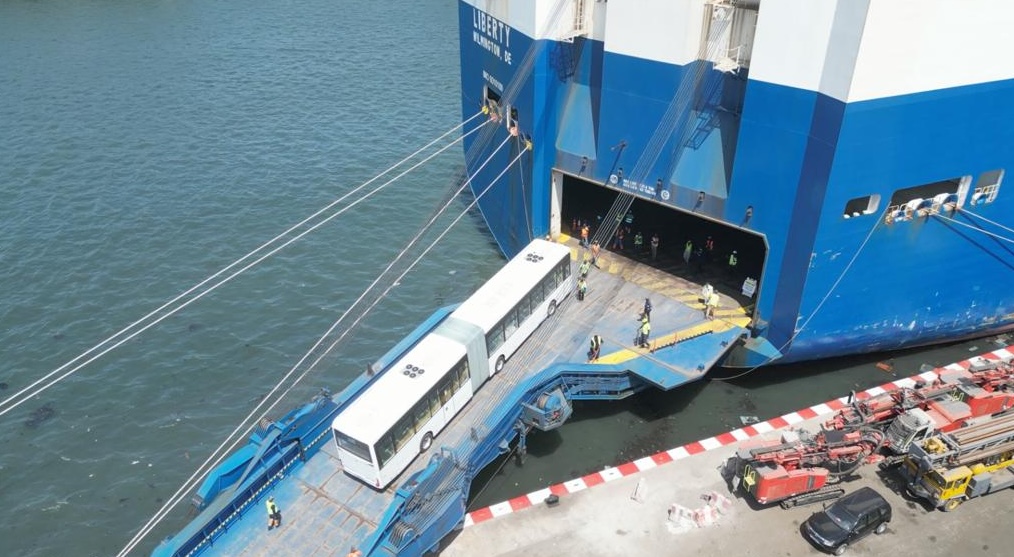 Débarquement d'un bus BRT au port de Dakar, vue aérienne