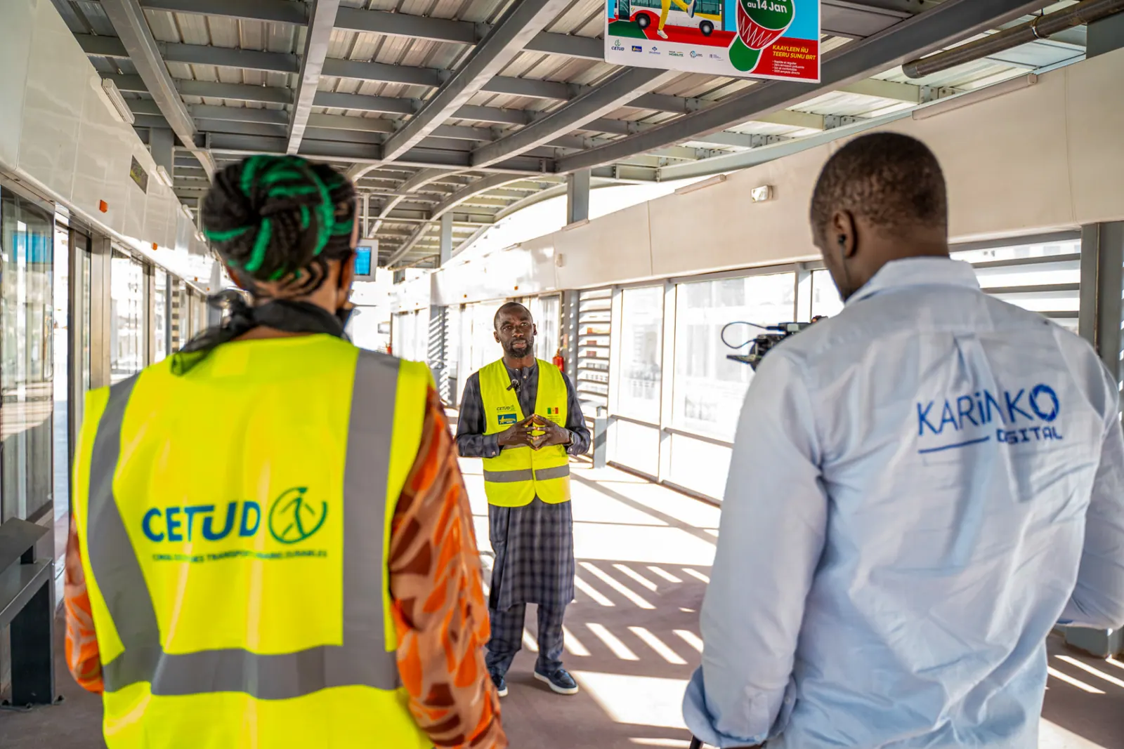 Interview en station, vue depuis l'équipe de tournage