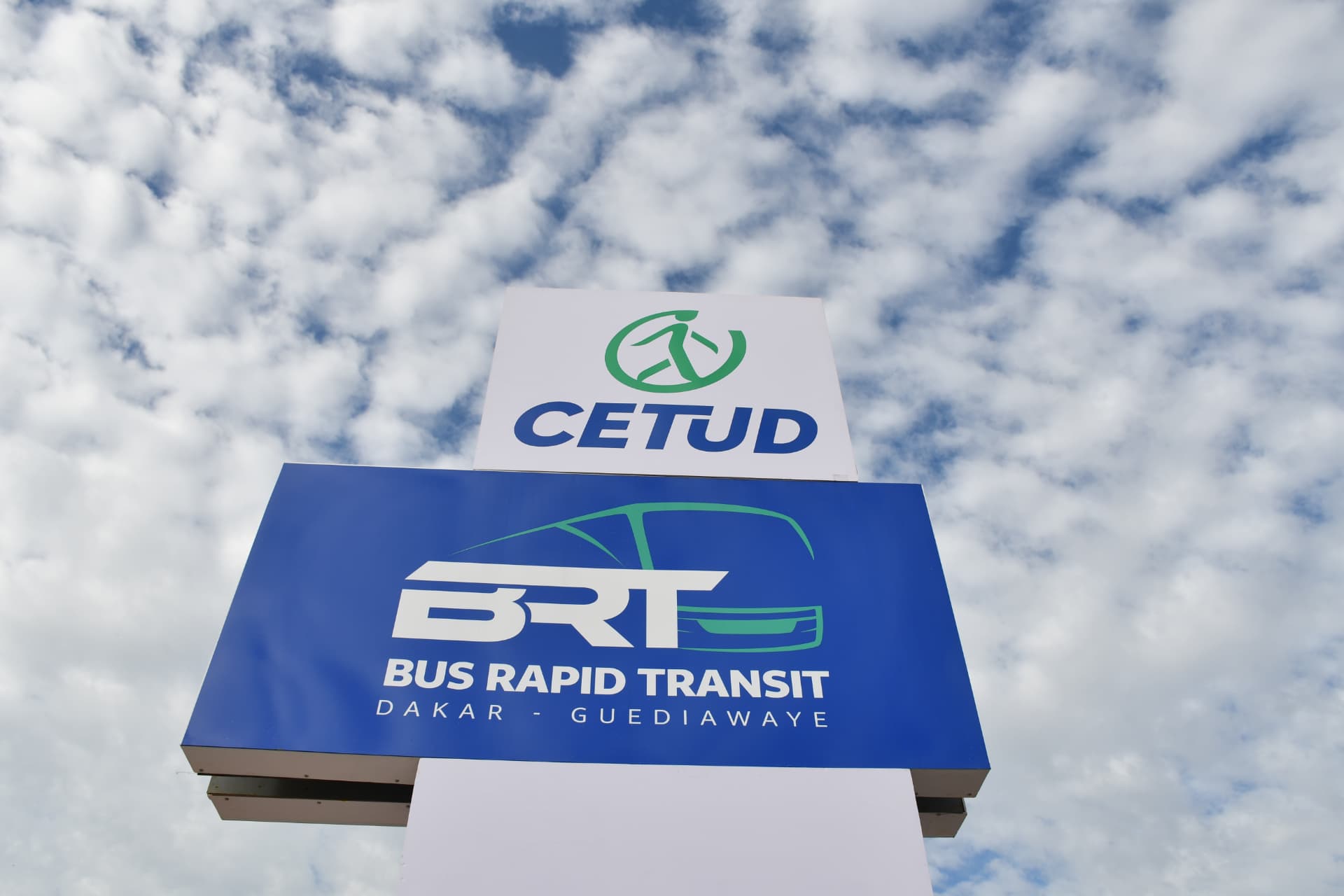 Totem CETUD et BRT Dakar–Guédiawaye sous un ciel nuageux