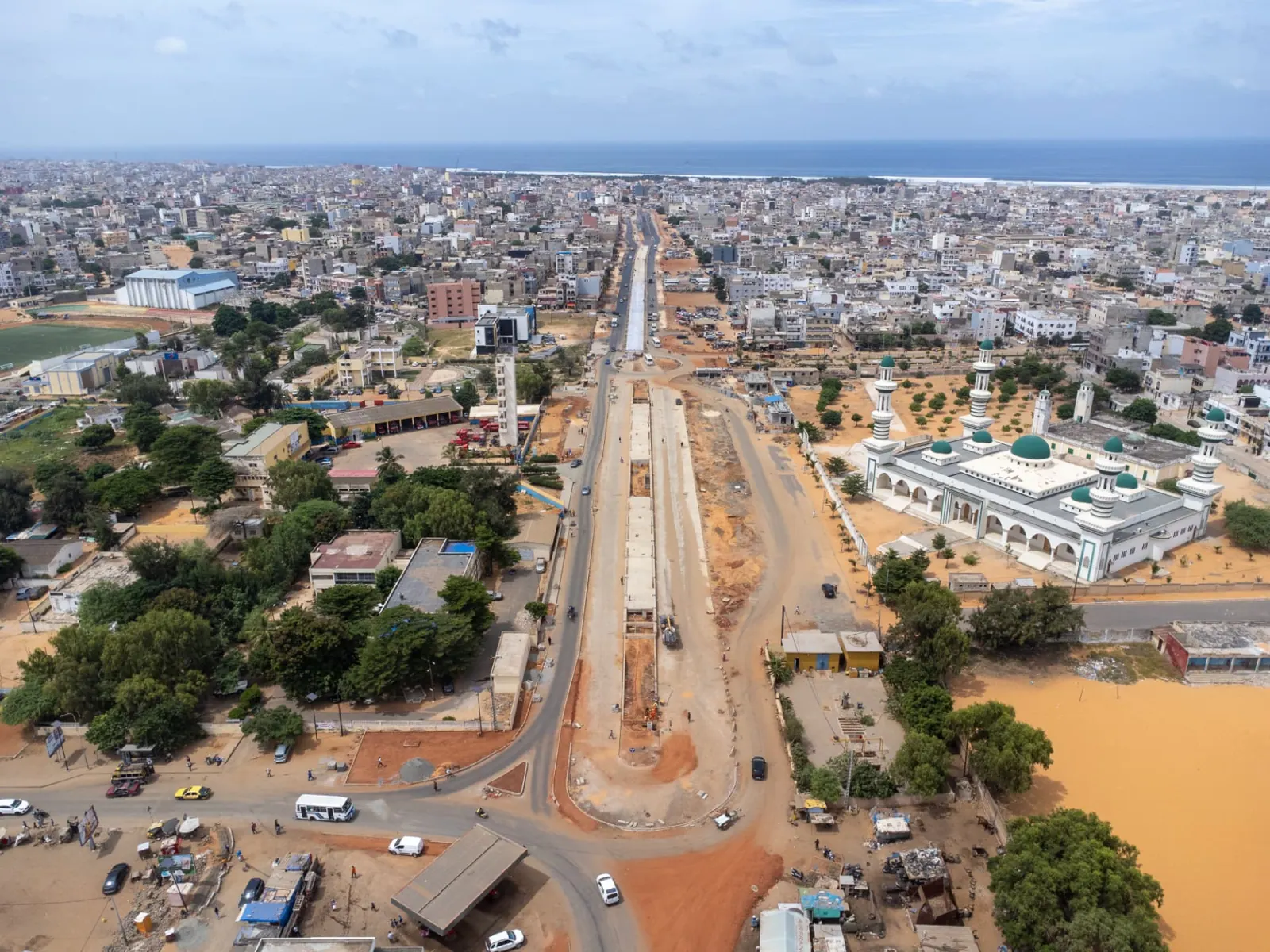Vue aérienne du tracé du BRT traversant Dakar jusqu'à l'océan
