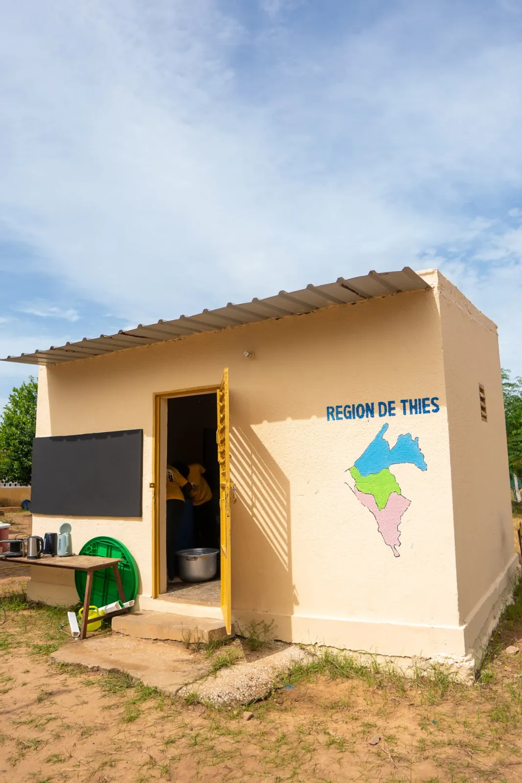 Bâtiment rénové avec la carte de la région de Thiès