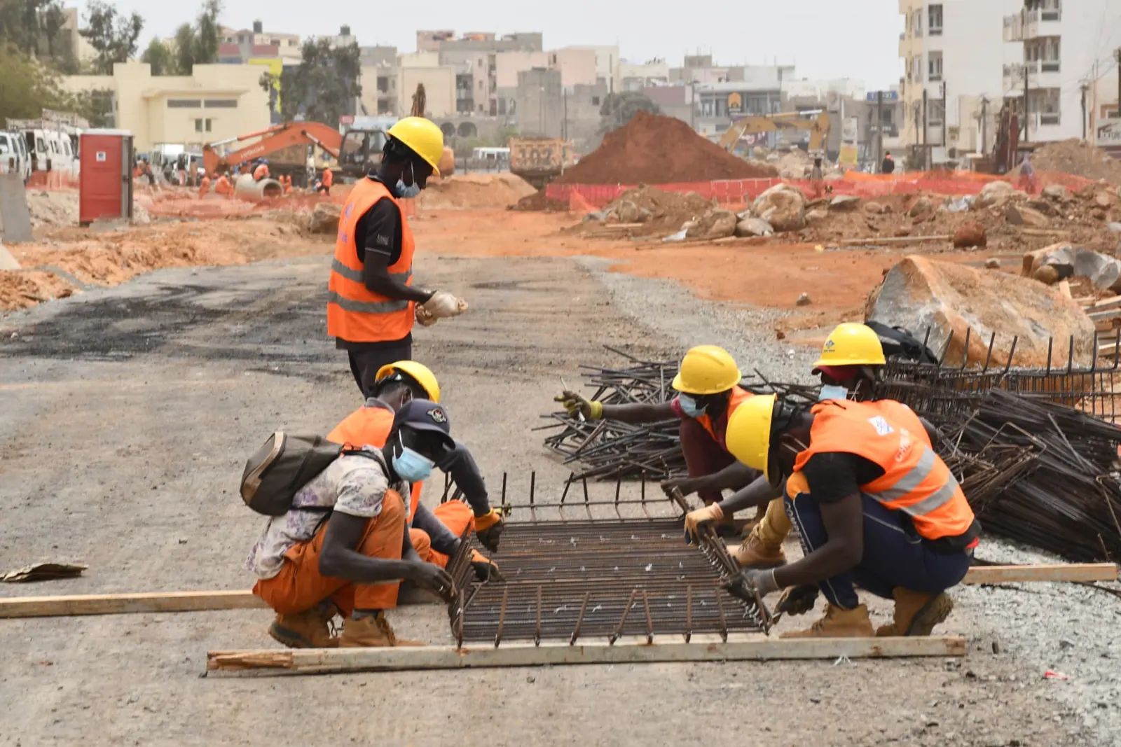 Ouvriers assemblant une nappe de ferraillage
