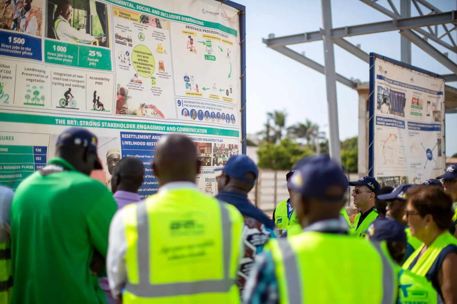 Visite de chantier devant les panneaux d'information du BRT