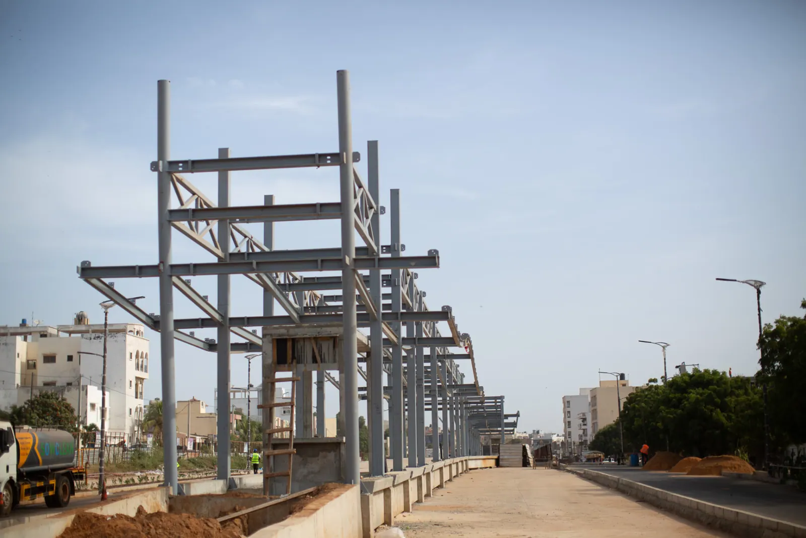 Poteaux et poutres métalliques d'une station du BRT