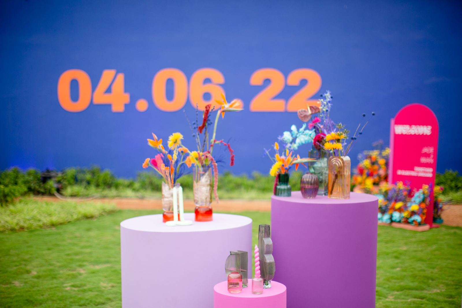 Décor floral Verttige devant un mur bleu daté du 04.06.22