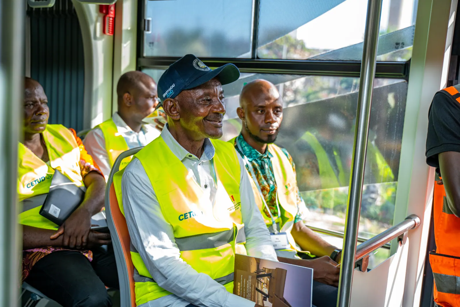 Participants à bord d'un bus du BRT