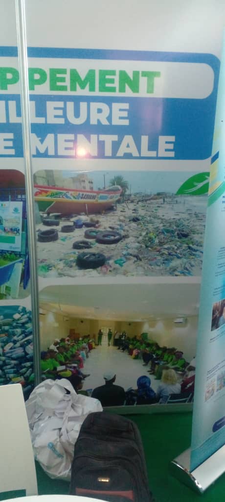 Stand PGSENPA : plage polluée et séance de sensibilisation