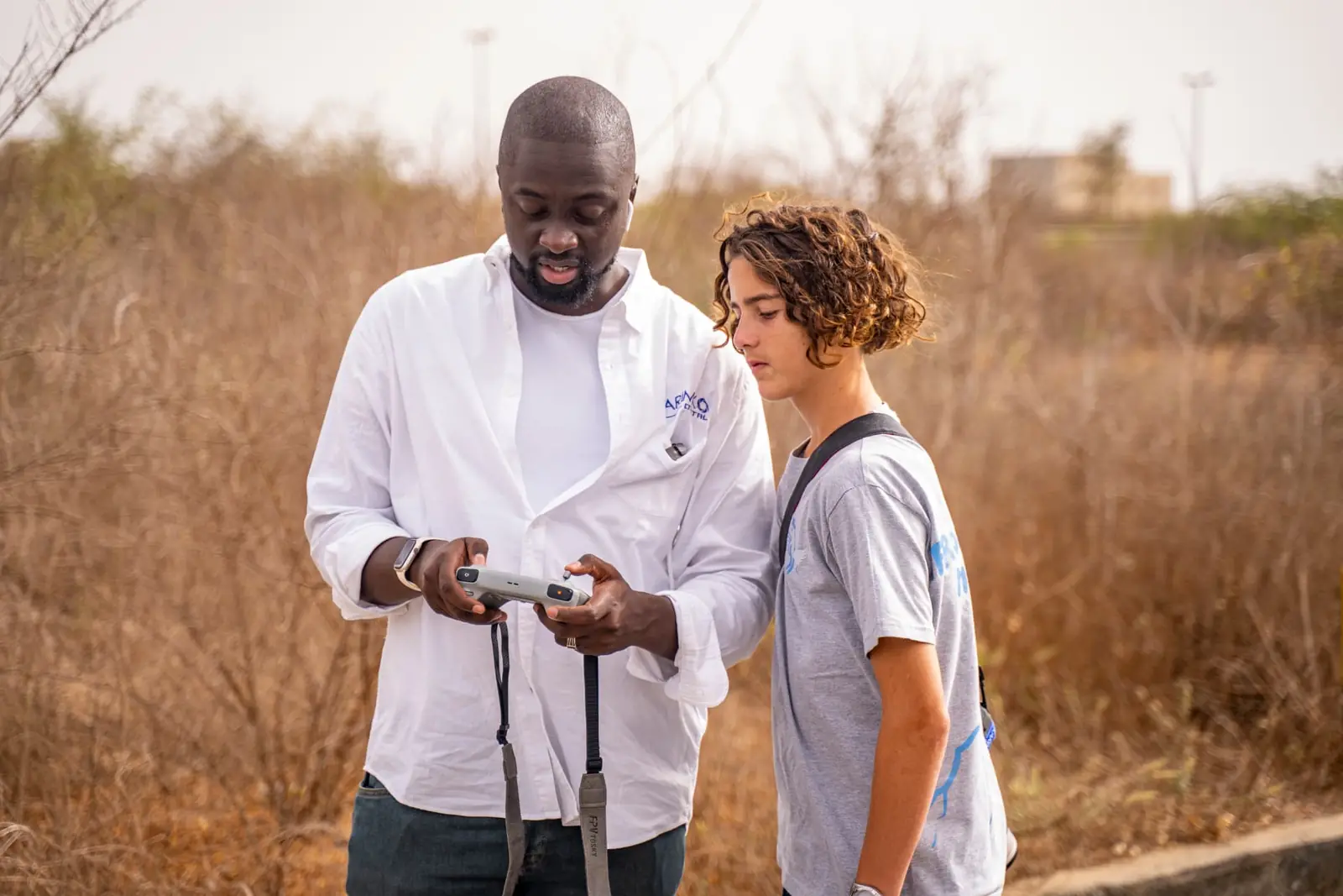 Abdou Karim Gaye explique le pilotage d'un drone à un jeune