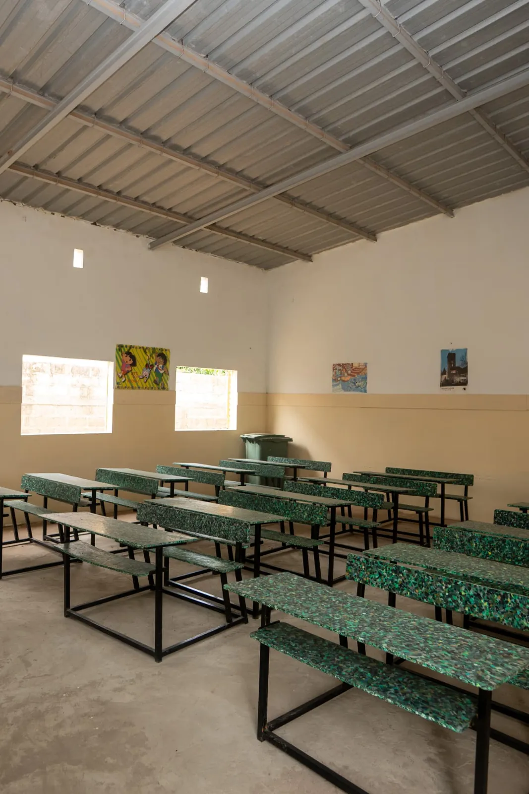 Nouvelles tables-bancs en plastique recyclé dans une classe de l'École Saint-Martin