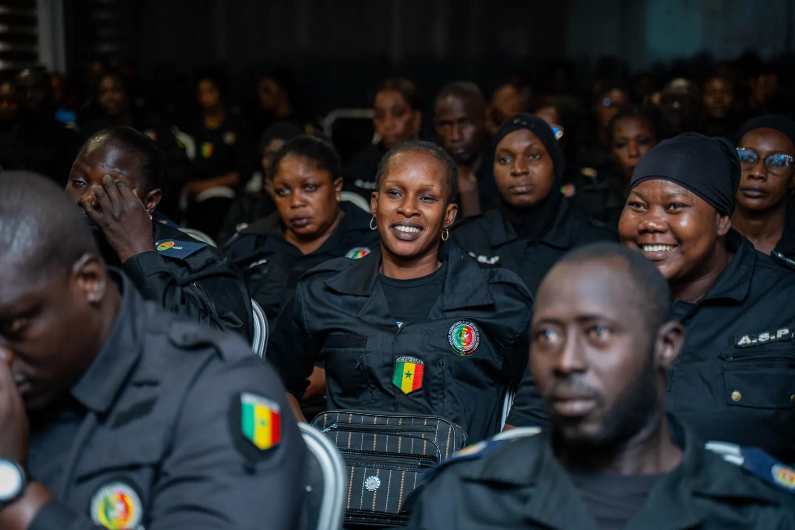 Agents en uniforme attentifs lors d'une session de sensibilisation
