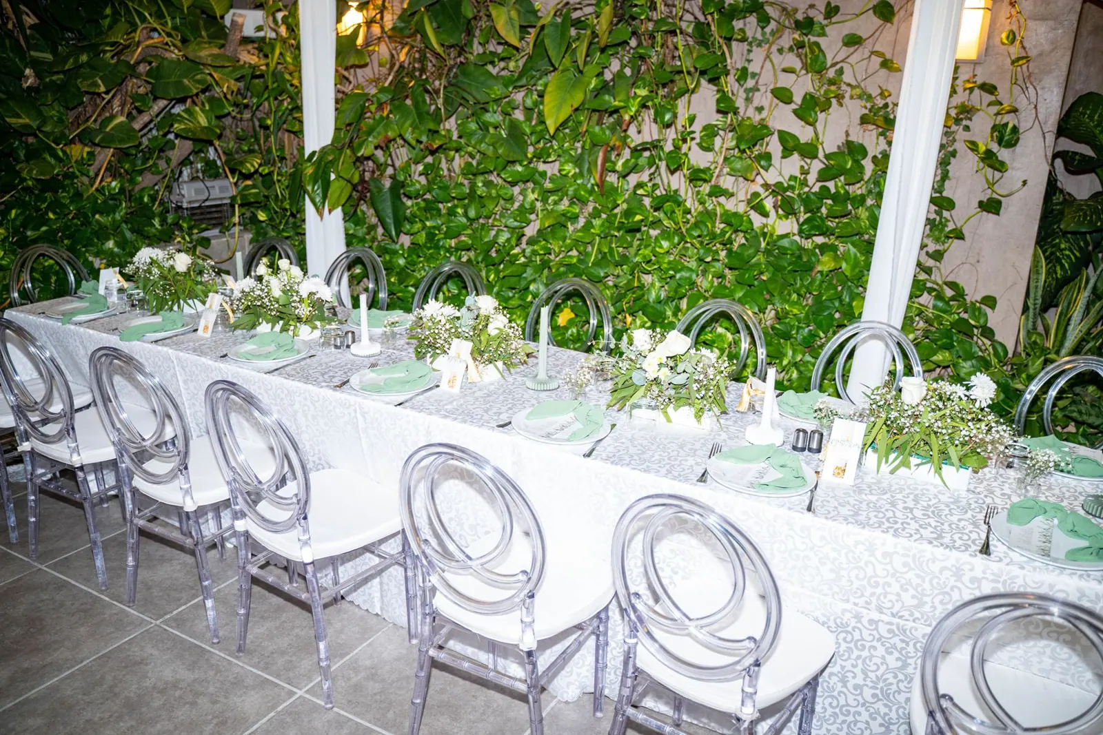Table blanche et verte devant un mur végétal