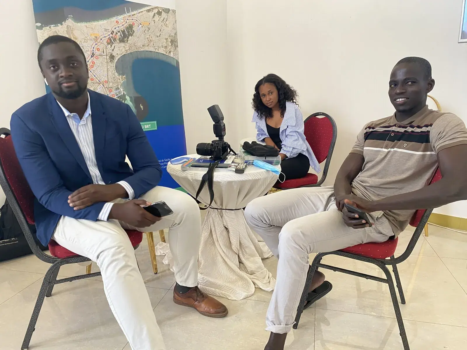 Abdou Karim Gaye avec une équipe lors d'une préparation de tournage au Sénégal