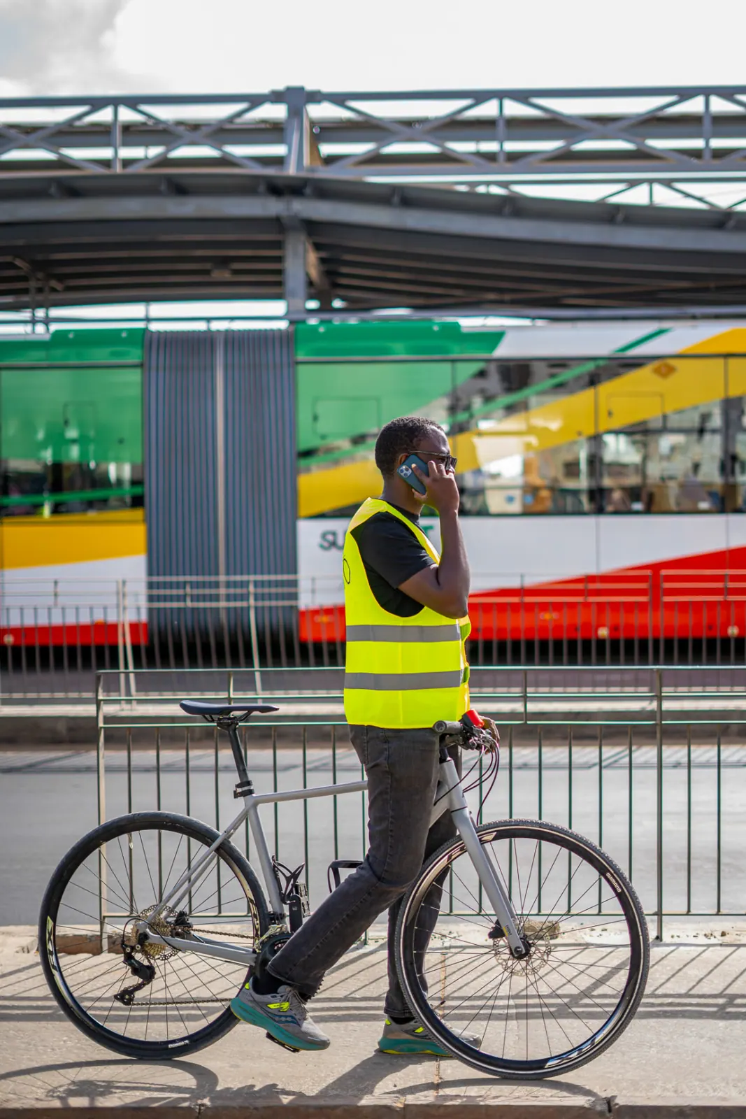 Cycliste le long de la voie du BRT