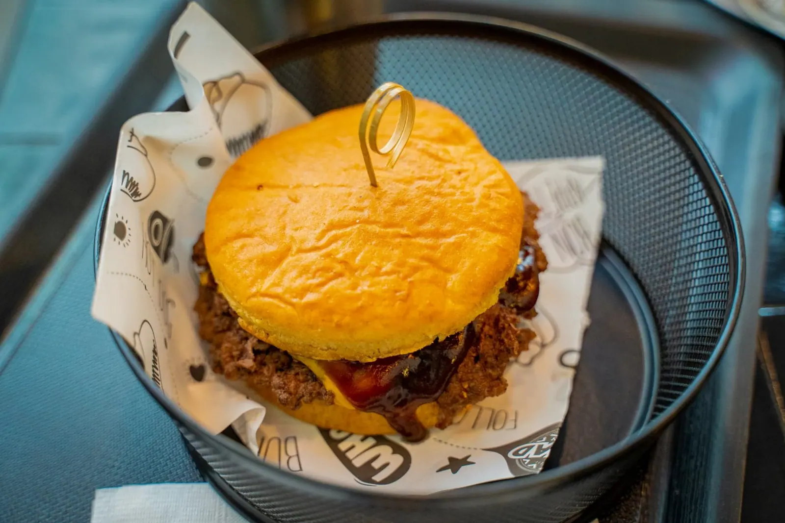 Burger sauce barbecue vu de dessus