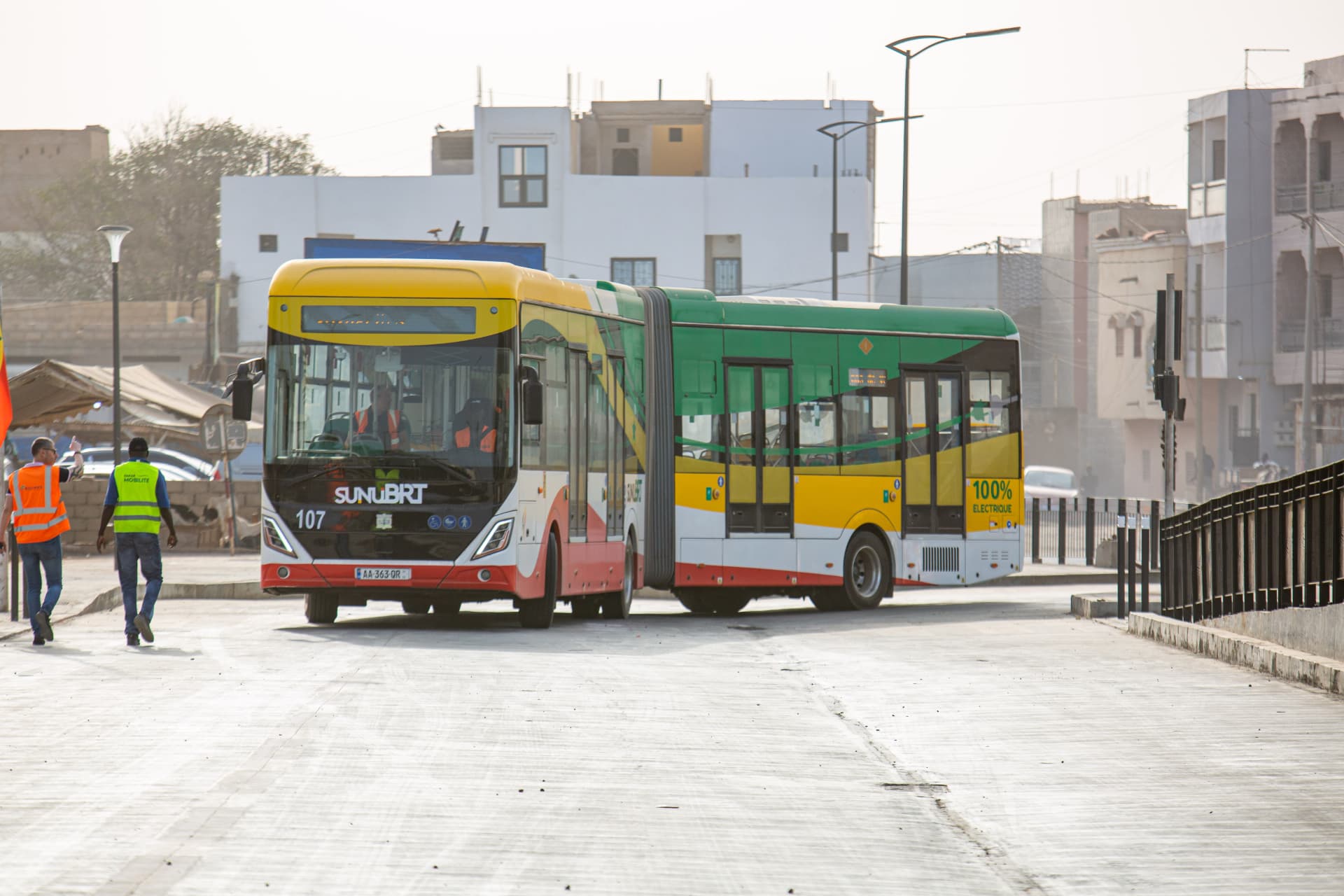 Bus articulé Sunu BRT 100 % électrique sur la voie dédiée