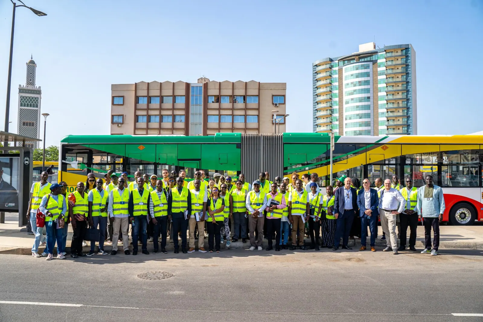 Photo de groupe devant un bus du BRT