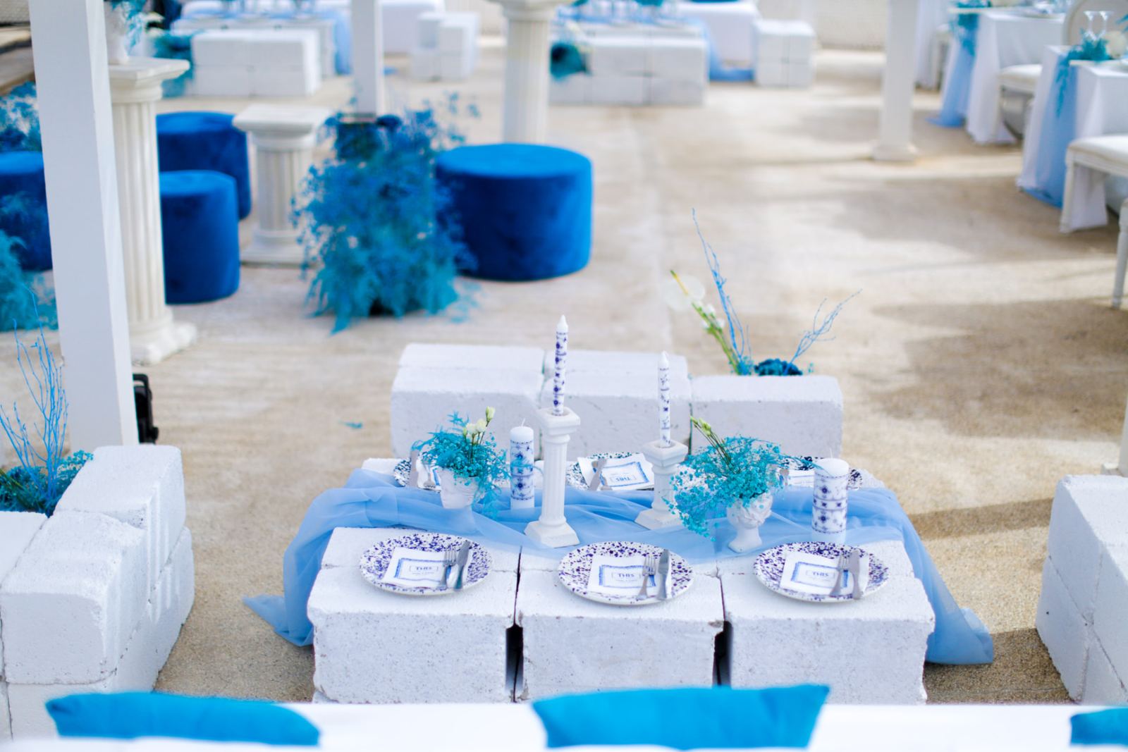 Table basse en blocs blancs et fleurs bleues