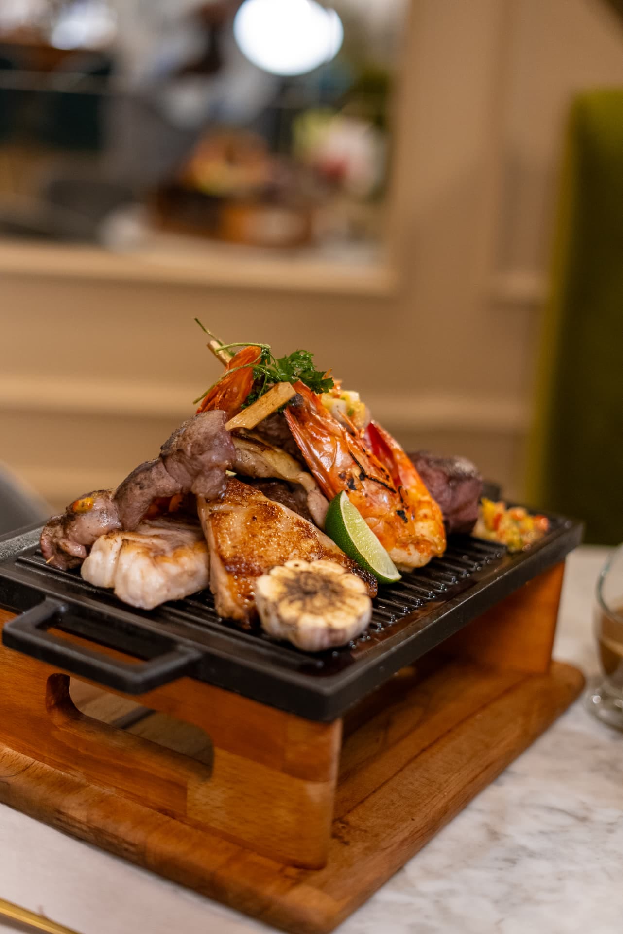 Gros plan sur la grillade : gambas, ail rôti et citron vert