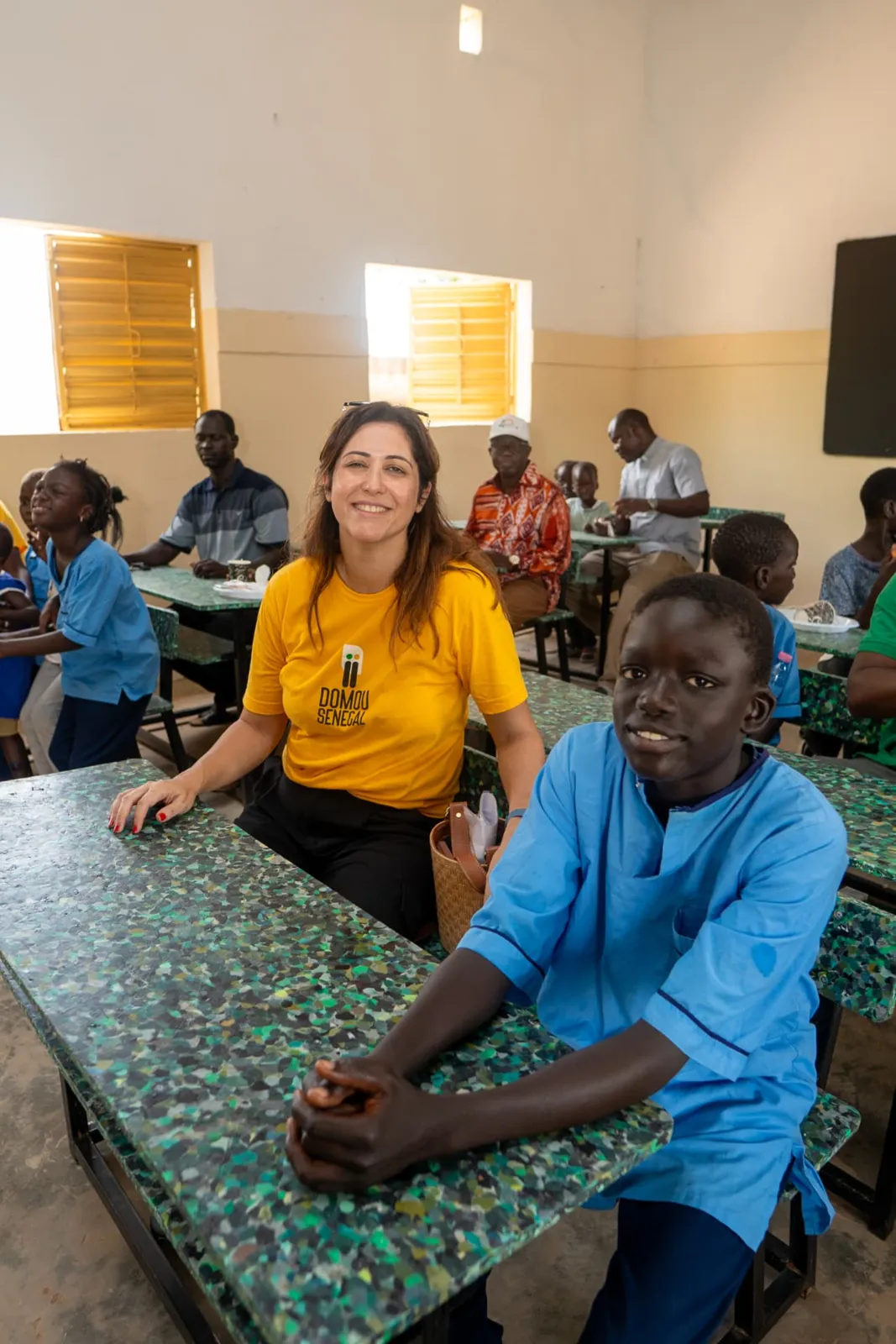 Bénévole Domou Sénégal et élève dans une classe rénovée