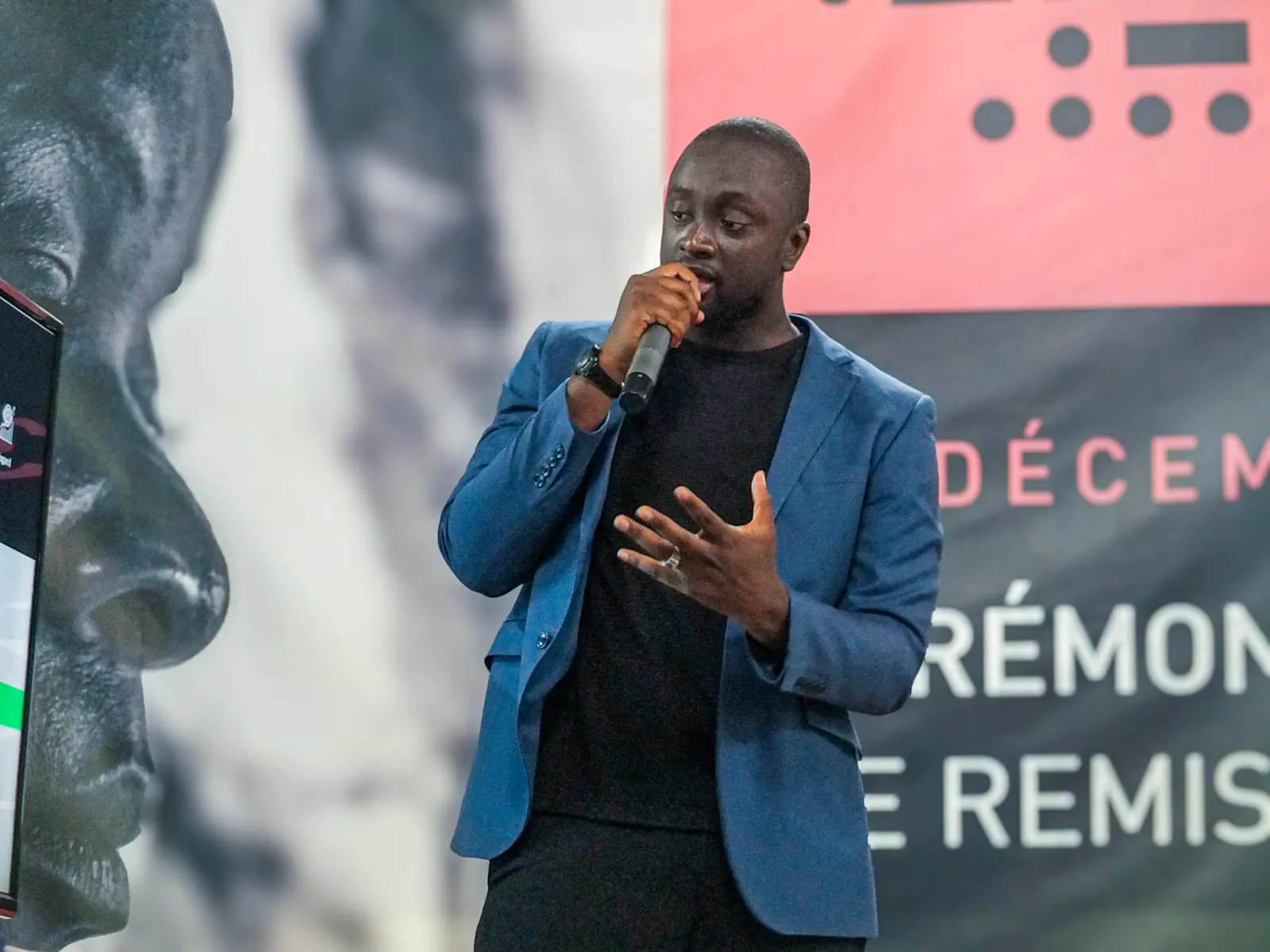 Intervention au micro lors d'une cérémonie de remise