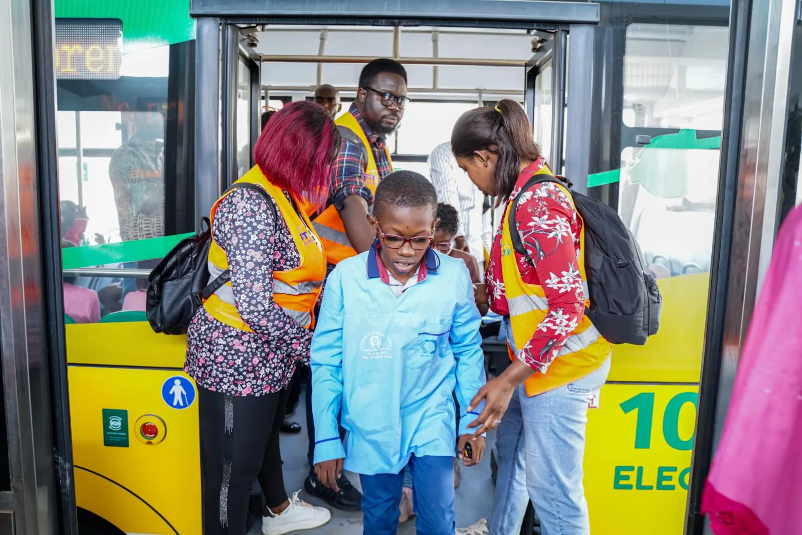 Descente du bus accompagnée par les agents