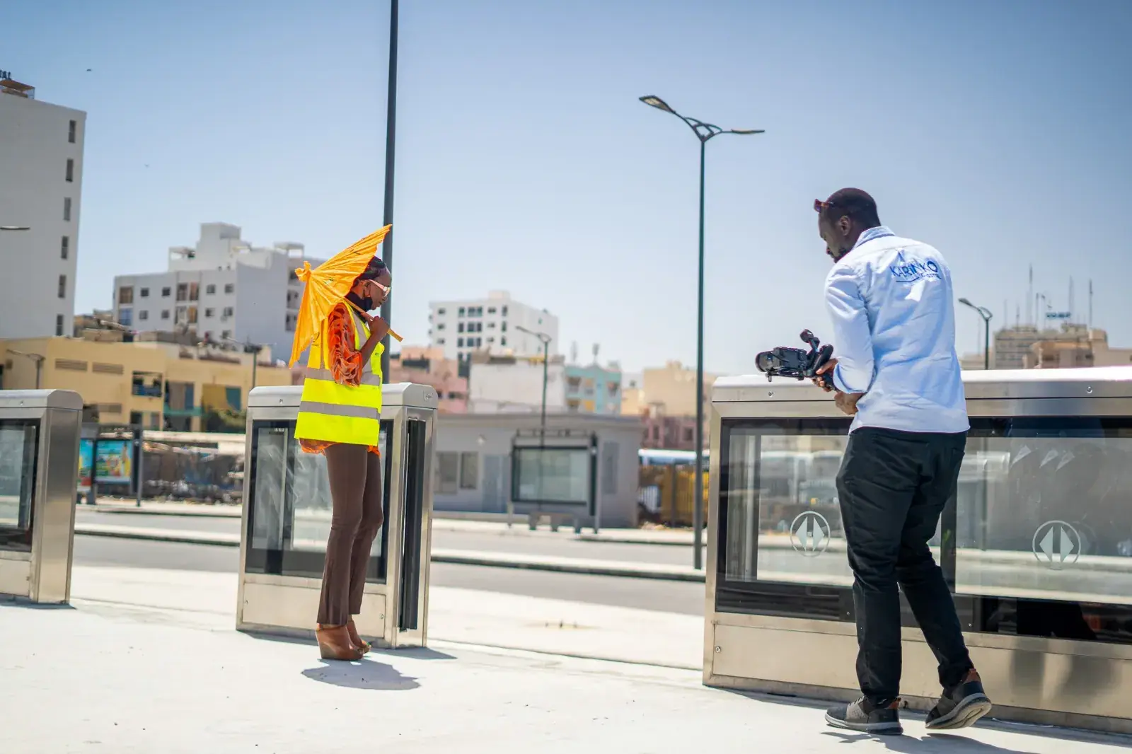 Abdou Karim Gaye en tournage dans une station du BRT