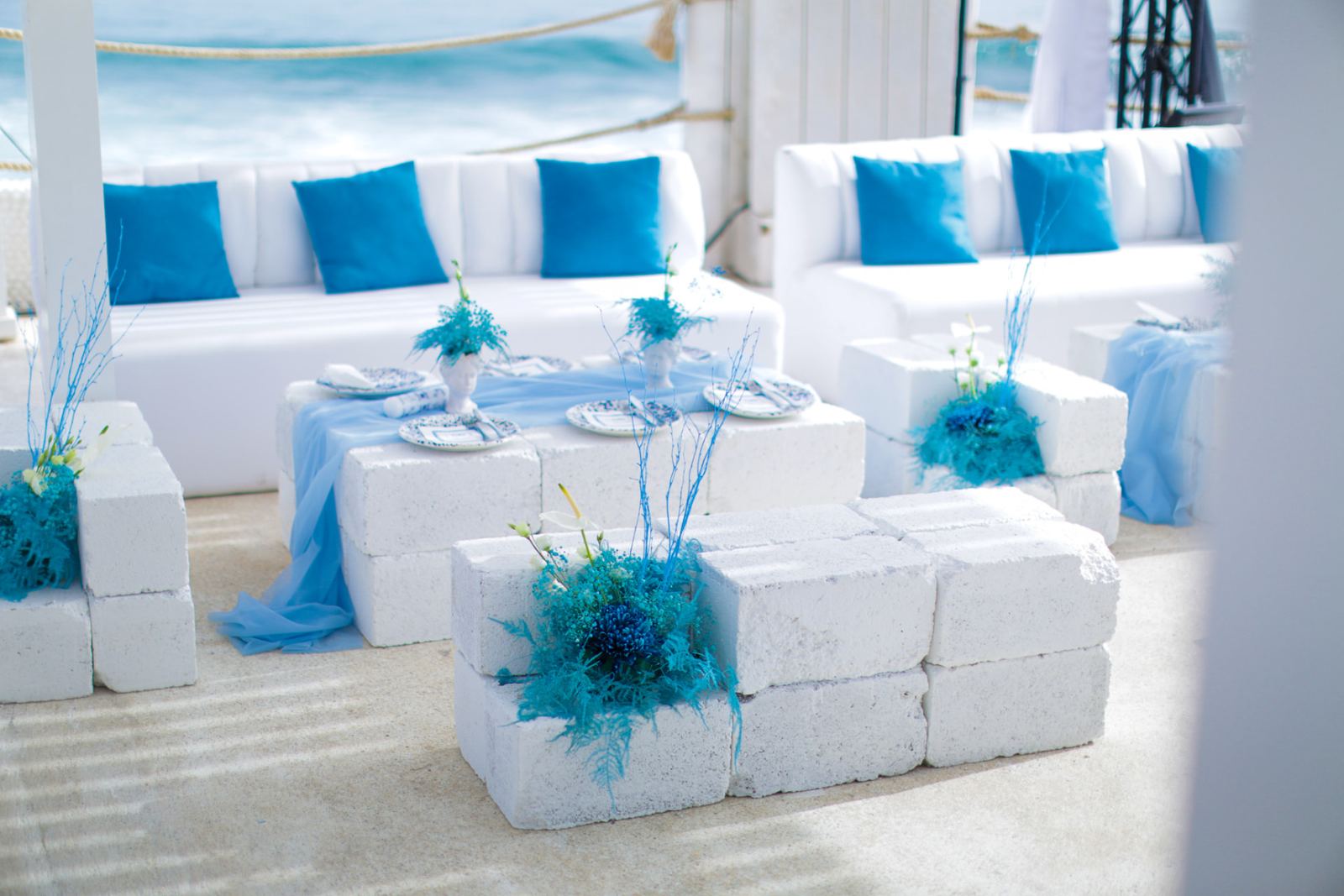 Salon blanc et bleu décoré de fleurs