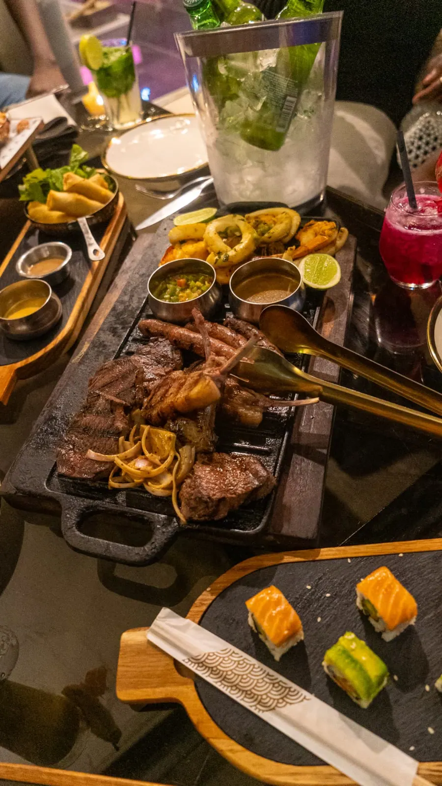 Plancha de grillades et calamars, sushis au premier plan