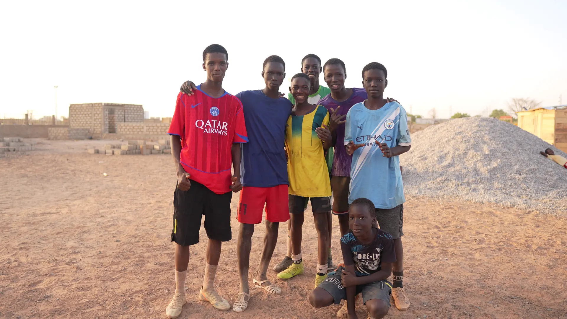 Groupe de jeunes footballeurs à Kidira