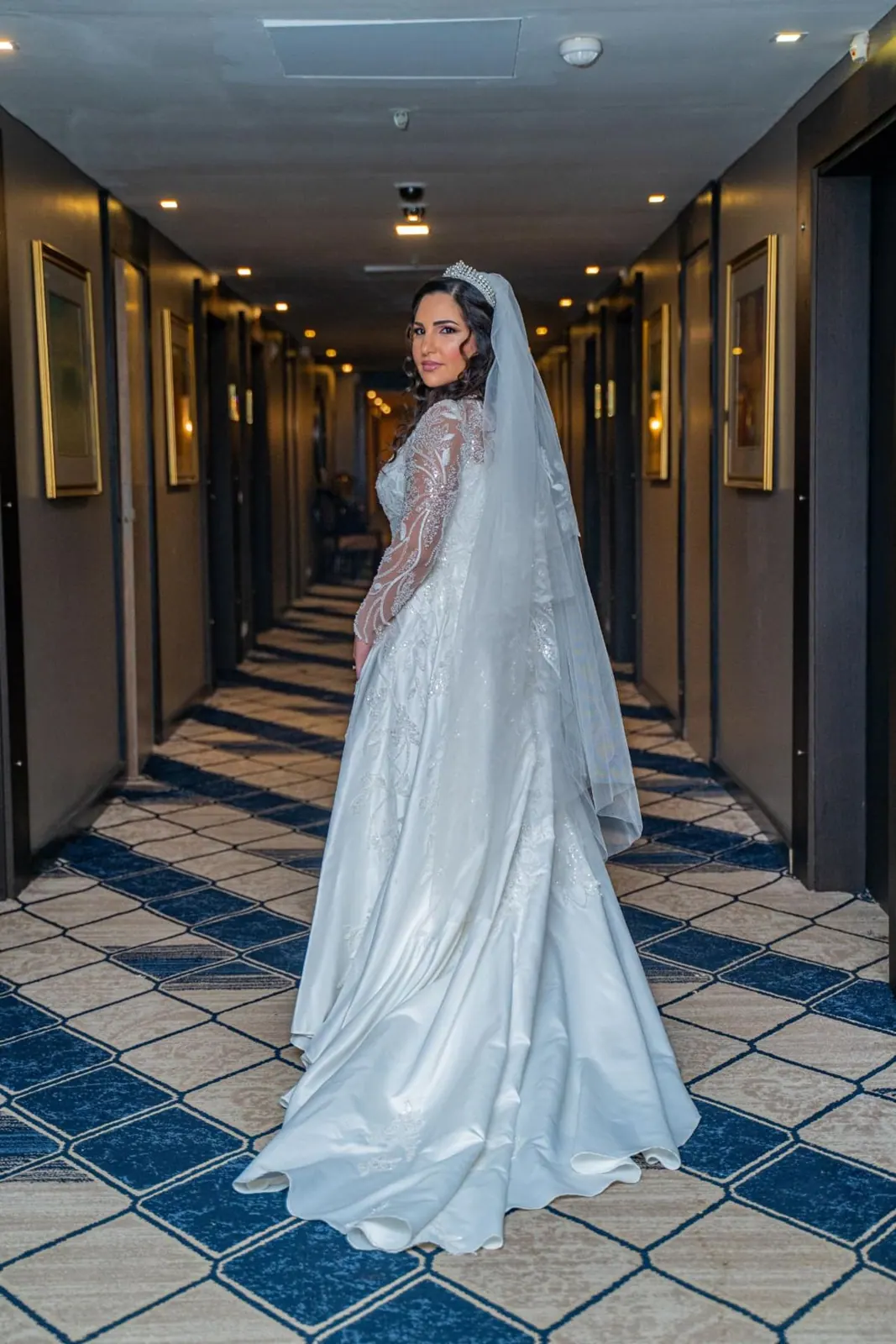 Portrait de la mariée dans un couloir d'hôtel