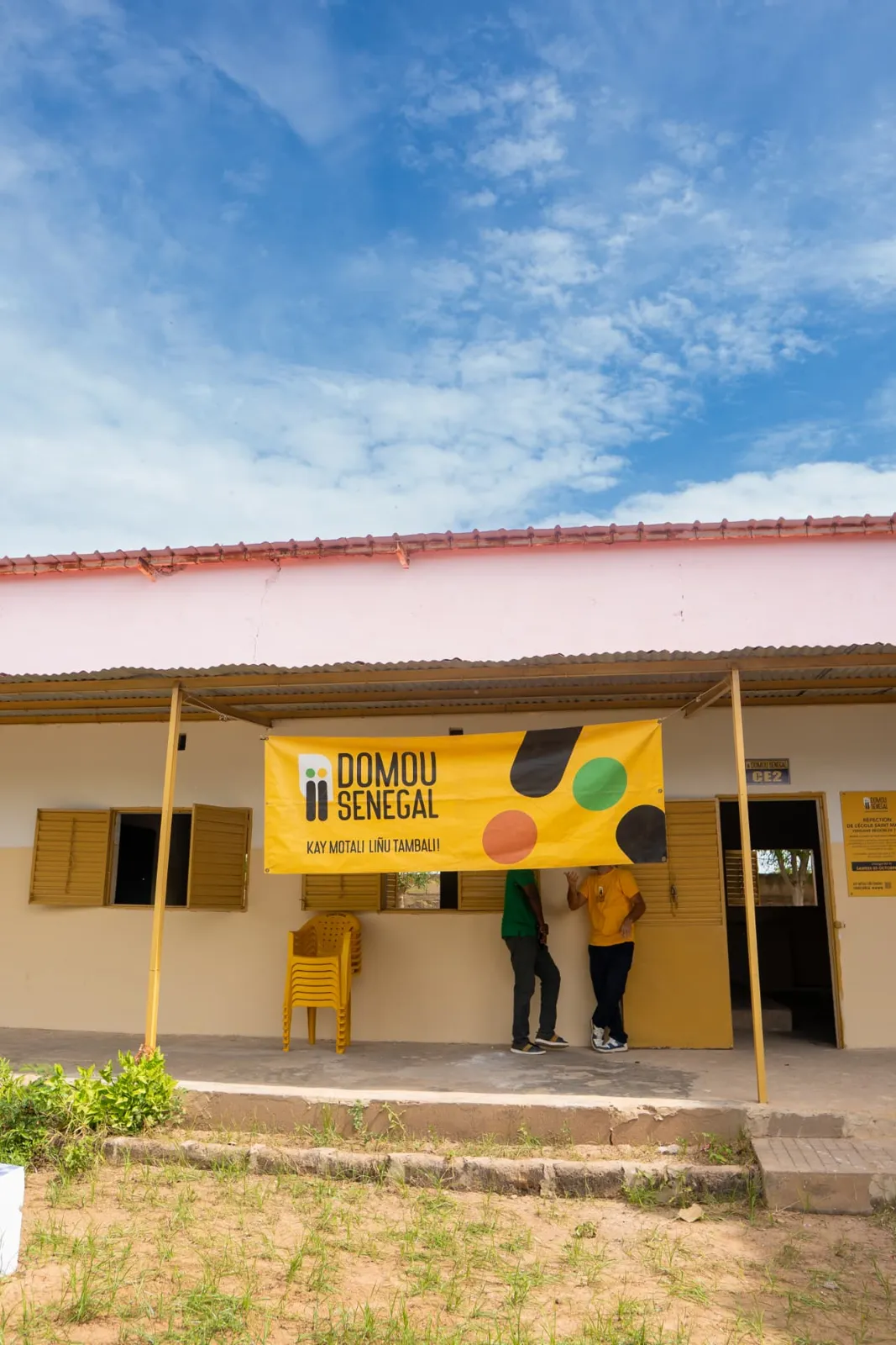 Façade rénovée de l'École Saint-Martin à Yendane avec la banderole Domou Sénégal
