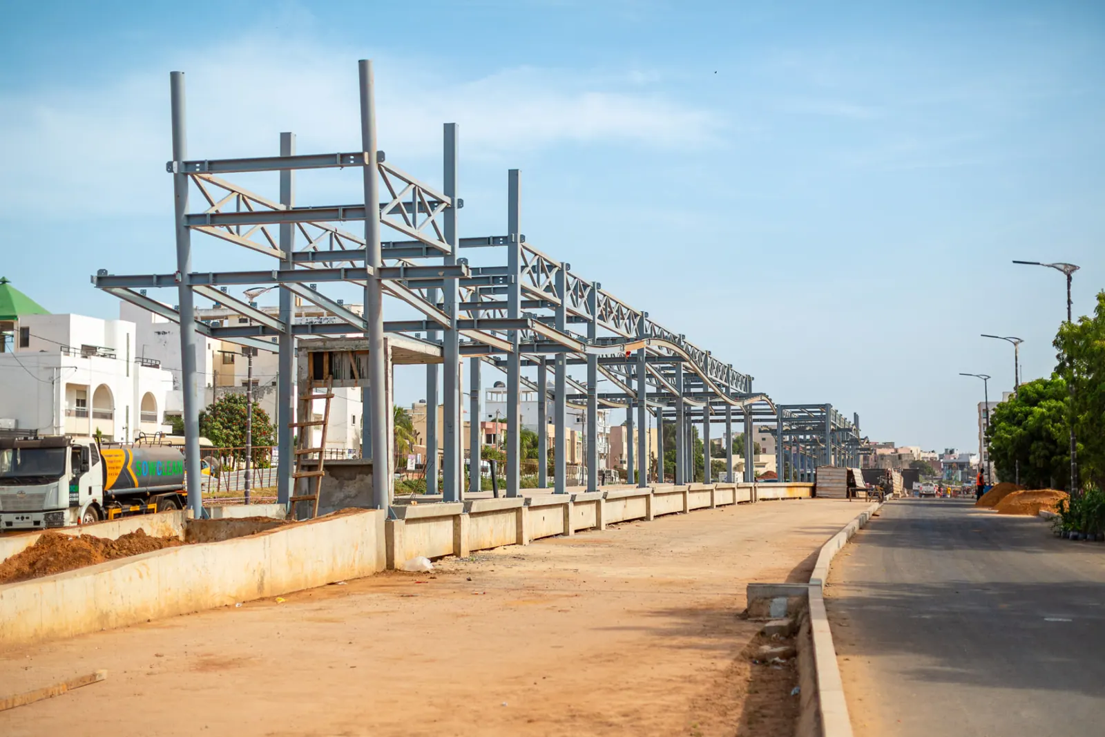 Charpente métallique d'une station du BRT en cours de montage