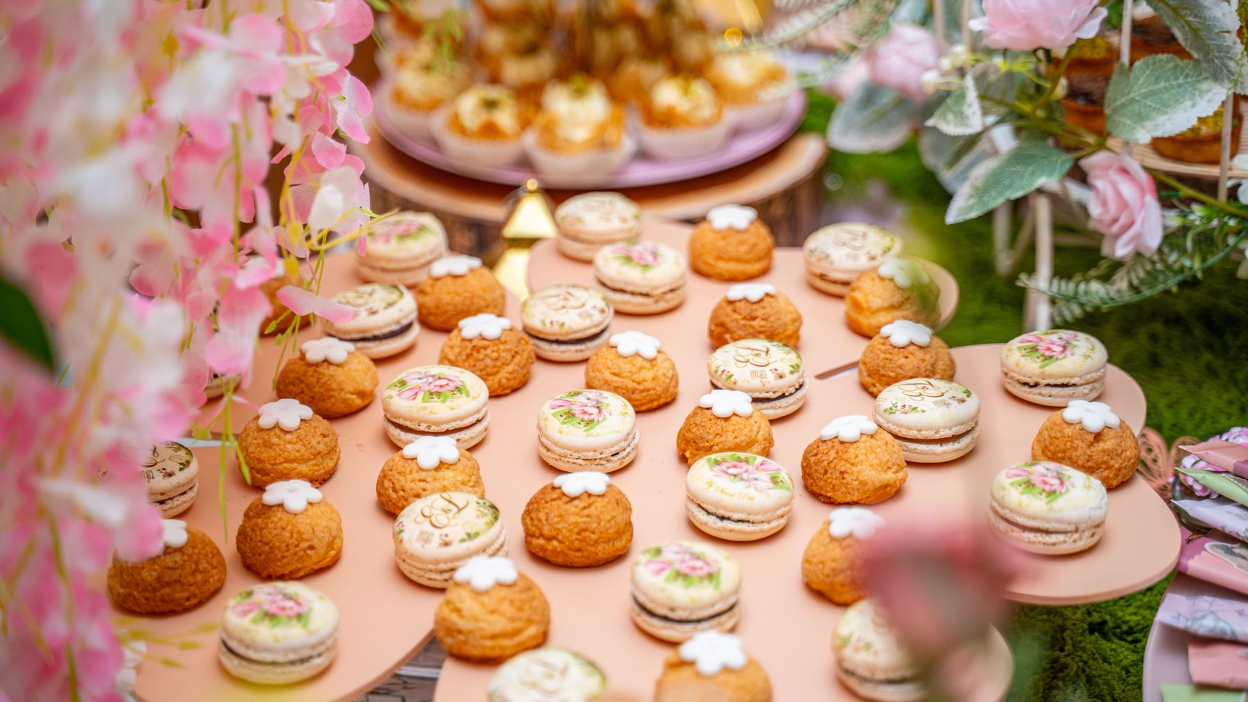 Macarons personnalisés et choux du mariage religieux