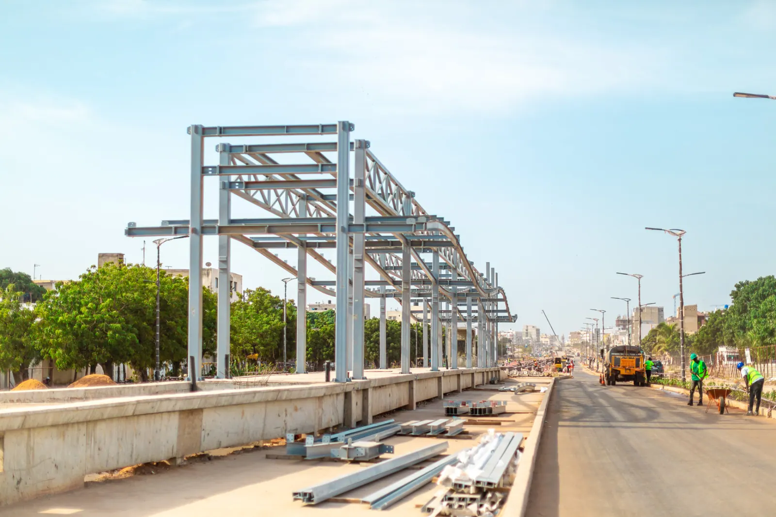 Quai et charpente d'une station le long du couloir du BRT