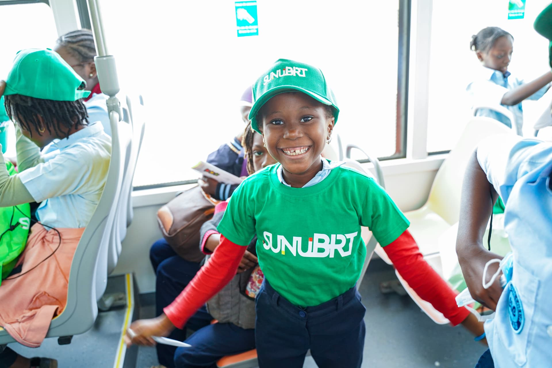 Élève en t-shirt Sunu BRT à bord du bus