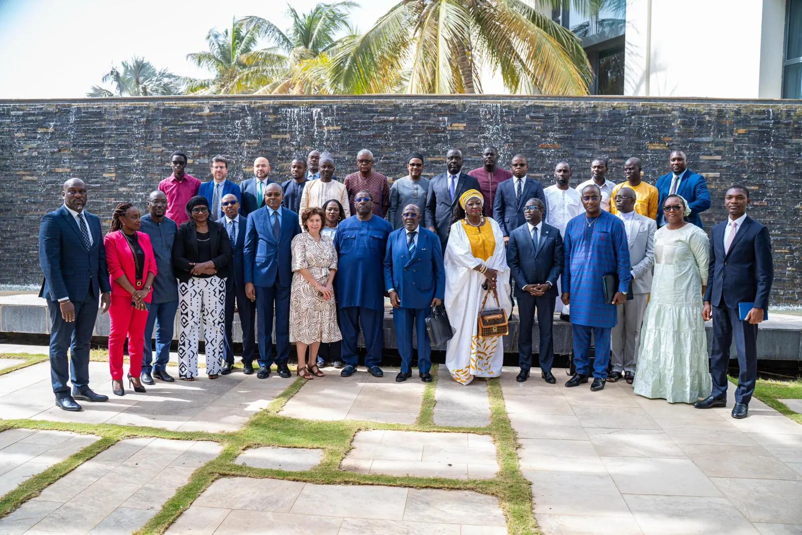 Photo officielle des participants d'une rencontre institutionnelle