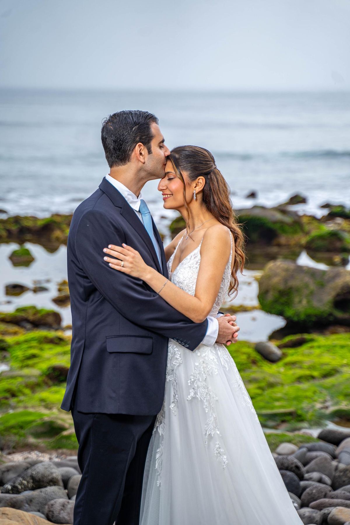 Couple de mariés en bord de mer