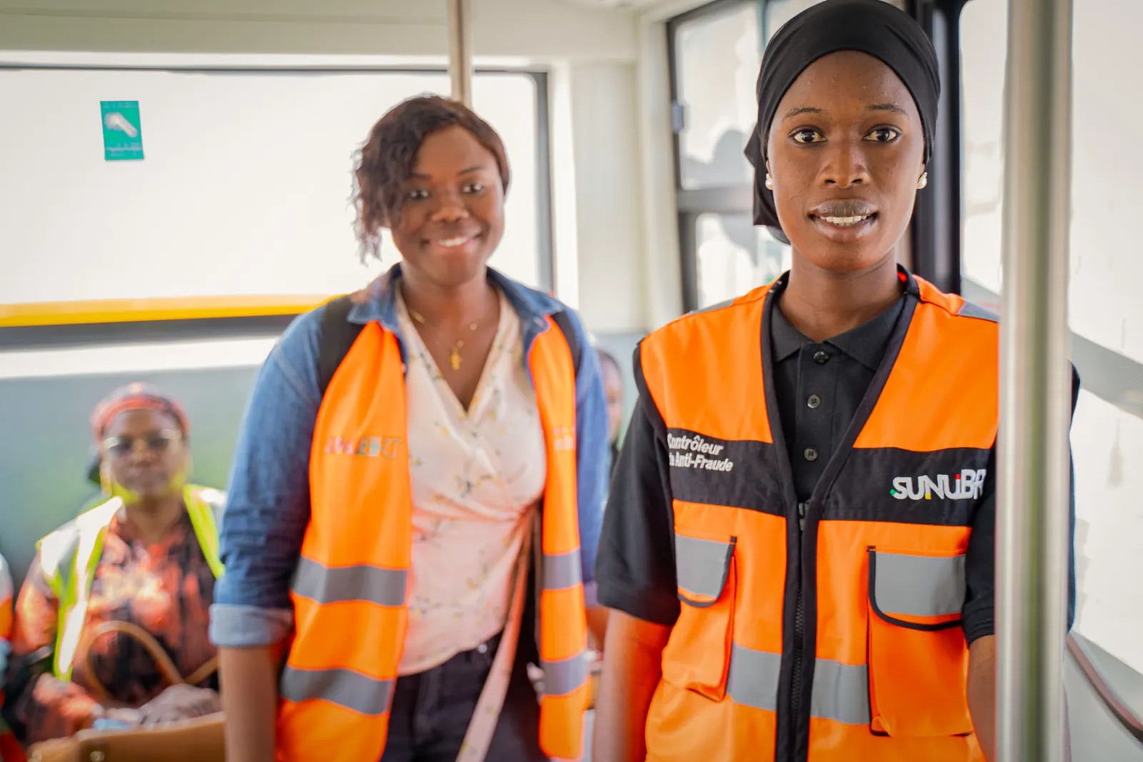 Contrôleuse anti-fraude Sunu BRT à bord