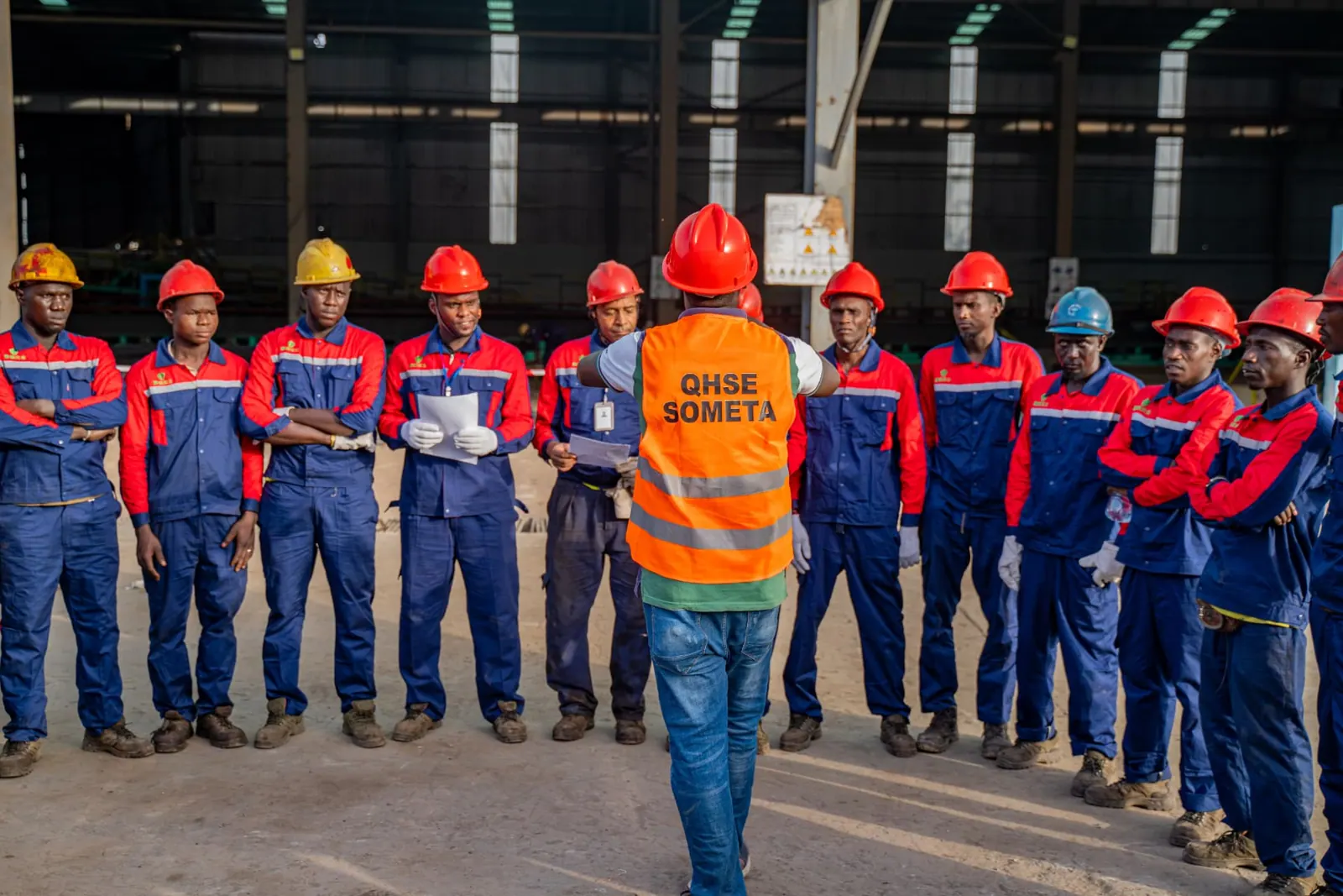Le responsable QHSE SOMETA face aux opérateurs