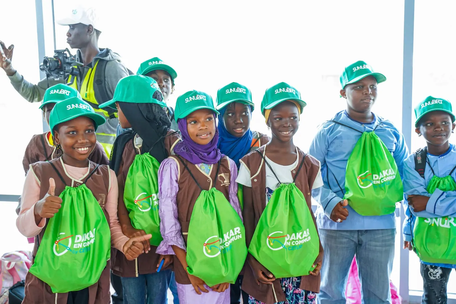 Élèves avec casquettes Sunu BRT et sacs « Dakar en commun by CETUD »