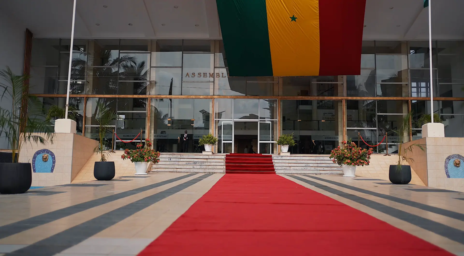 Tapis rouge devant l’entrée de l’Assemblée nationale